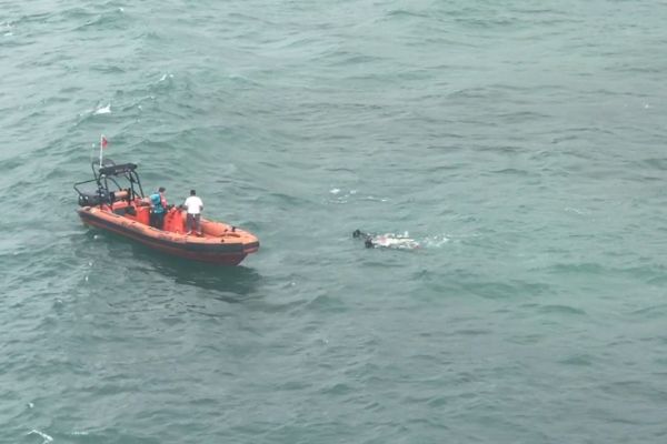 Denizde Genç kız boğuldu, 2 kişi son anda kurtarıldı