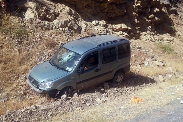 Hakkari'de dağdan kopan taş sürücüye çarptı: 1 ölü, 4 yaralı