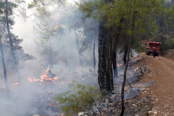 Antalya'nın Kumluca'daki orman yangını kısmen kontrol altına alındı