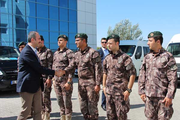 Gül'den özel harekat polisine bayram ziyareti