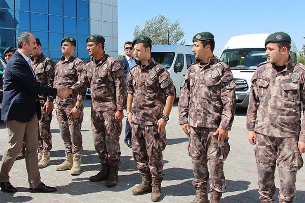 Adalet Bakanı Abdülhamit Gül'den özel harekat polisine bayram ziyareti