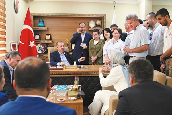 'Hukuk devletinin yaşayabilmesi için Yargı'nın siyasetten uzak durması şart'