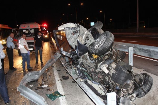 Kocaeli'de otomobil hurdaya döndü: 3 yaralı