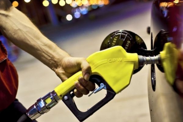 Benzin ve motorinin pompa fiyatları bu gece 7 kuruş artıyor