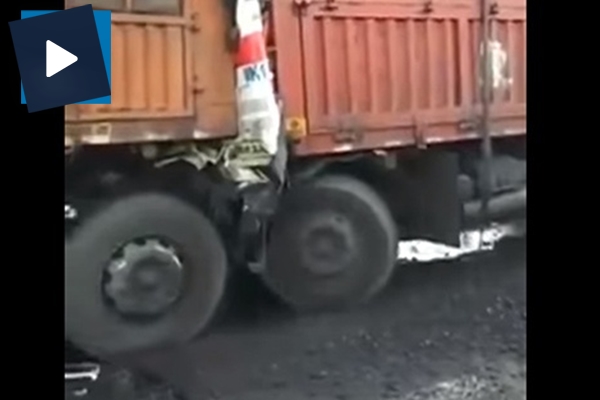 Kağıt gibi ezilen şoför mahallinde feci şekilde can verdi