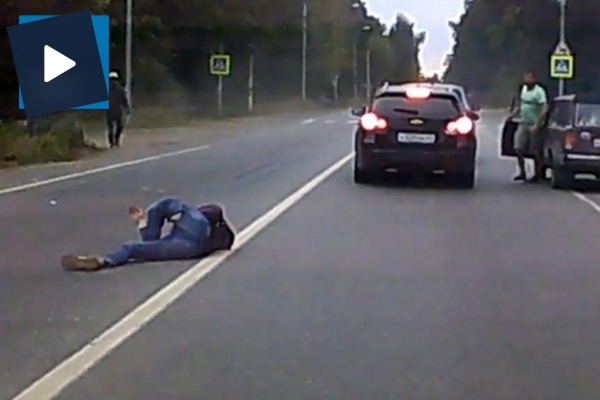 Kontrolsüz biçimde yola çıkan şahsa motosiklet çarptı!