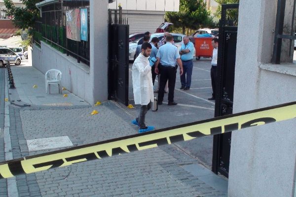 İstanbul'da servisçilerin okuldaki kavgasında silahlar konuştu