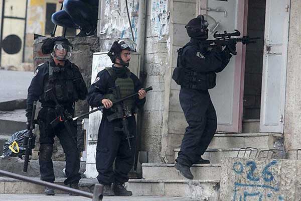 İsrail askerleri 3 Filistinliyi gözaltına aldı