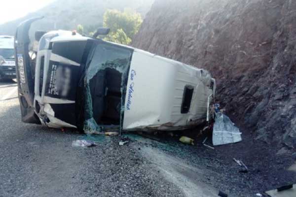 Muş'ta yolcu minibüsü takla attı
