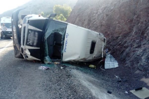 Muş'ta işçileri taşıyan minibüs kaza yaptı: 1 ölü