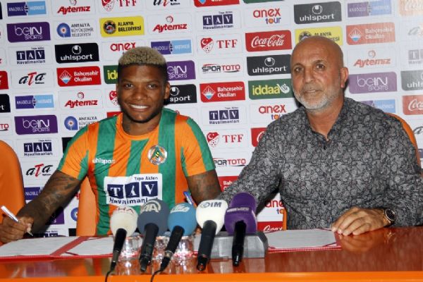 Fernandes imzayı attı