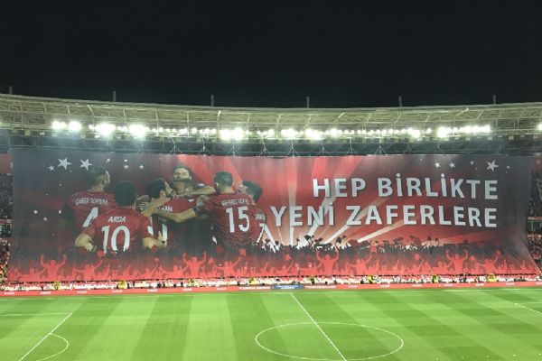 Taraftardan millilere 'Hep Birlikte Yeni Zaferlere'