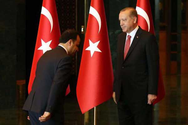 AYM Başkanı'ndan 'eğilme' fotoğrafı açıklaması