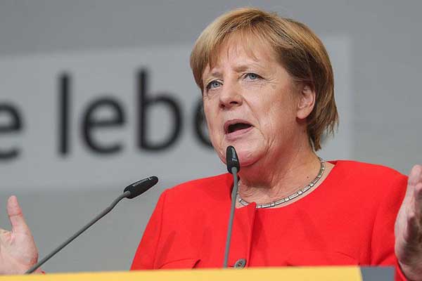 Almanya'da Merkel'e domatesli saldırı
