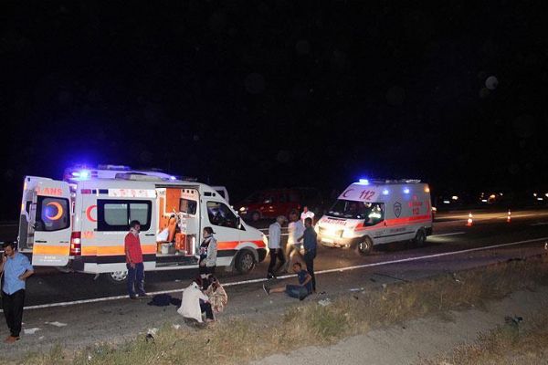 Sivas'ta yolcu otobüsü ve otomobil çarpıştı: 1 ölü, 17 yaralı