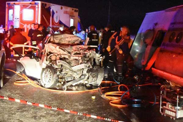 Sivas'ta yolcu otobüsü ile bir otomobil çarpıştı