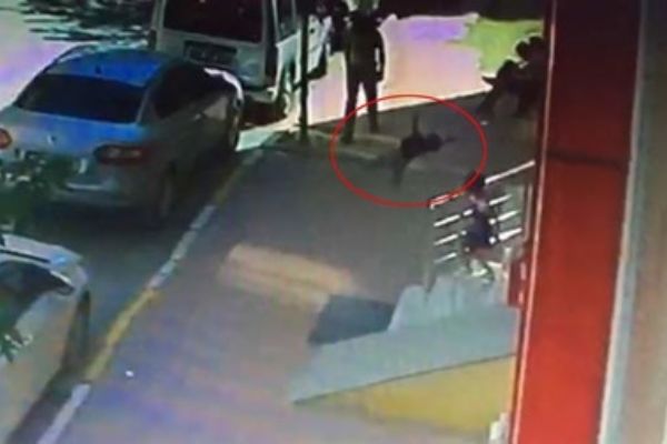 Van'da balkondan düşen 4 yaşındaki çocuk yere böyle çakıldı