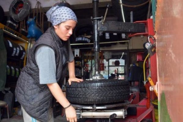 Bilecik'te 16 yaşındaki kız hem okuyor hem de lastik tamirciliği yapıyor!
