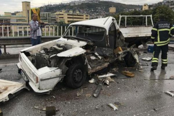 İzmit'te minibüsle çarpışan kamyonet paramparça oldu: 2 yaralı