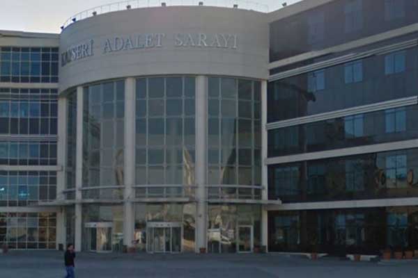 Adliye önünde silahlar çekildi