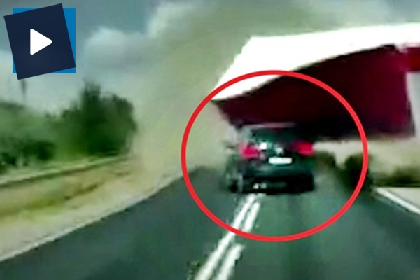 TIR'ın altında kalmaktan kurtuldu fakat kamyonetten kaçamadı!