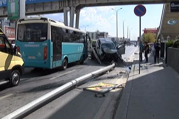 İstanbul'da otomobilin çaptığı elektrik direği yola devrildi