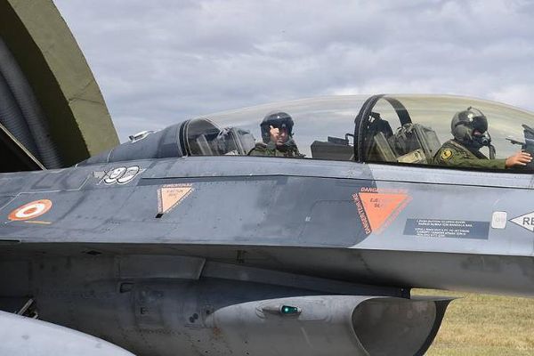 Orgeneral Hulusi Akar F-16 ile uçtu