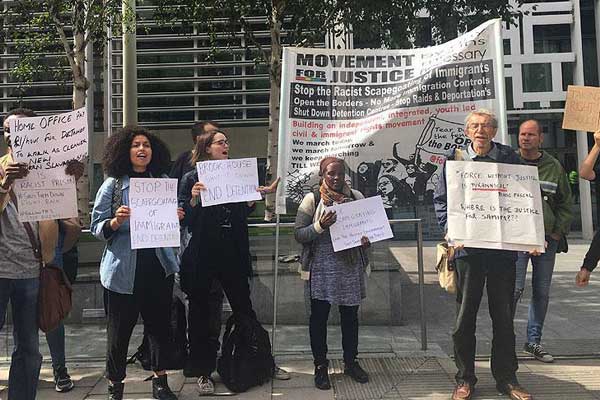 İngiltere'de mültecilerin tutulduğu tutukevi protesto edildi