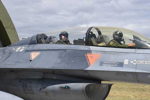 Orgeneral Akar F-16 ile uçtu