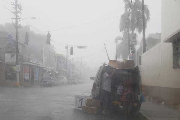 Irma kasırgası vurmaya başladı