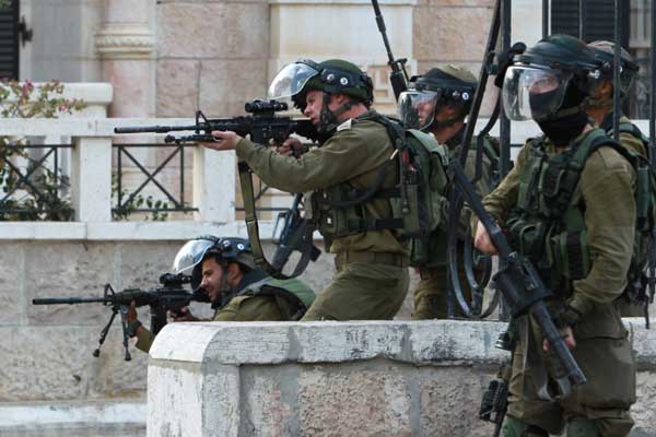 İsrail askerleri 10 Filistinliyi yaraladı