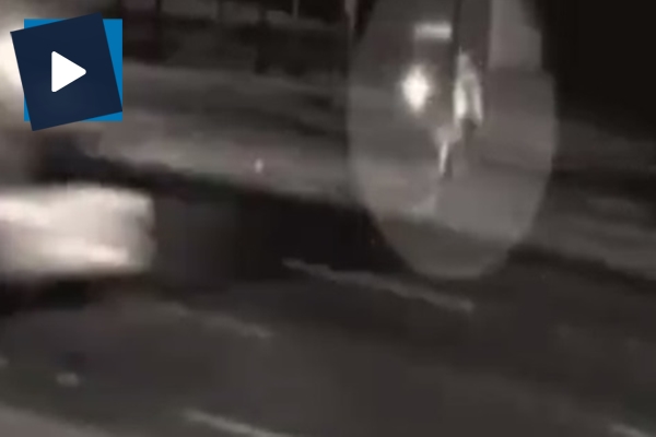 Otomobil kendisini durdurmak isteyen polise böyle çarptı