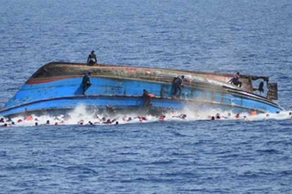 Arakanlıları taşıyan 2 tekne alabora oldu