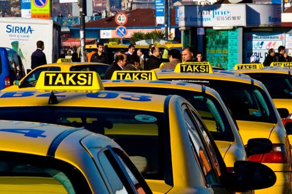 İstanbul'da Türkçe konuşan taksiye binemiyor