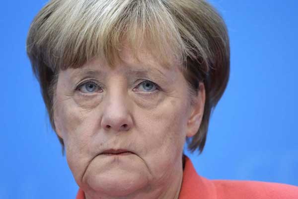 Merkel gittiği her yerde protesto ediliyor