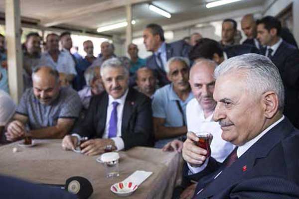 Yıldırım kahvehanede vatandaşlarla sohbet etti