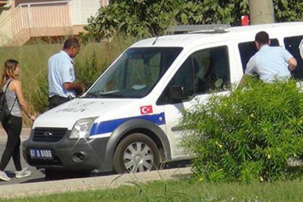 Antalya'da polisi karşısında gören genç kız arkadaşını bırakıp kaçtı