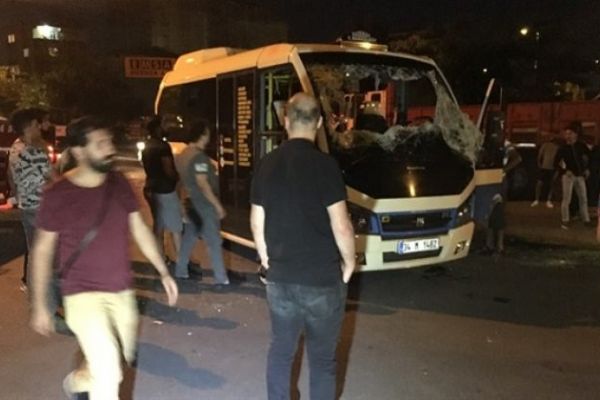 Ataşehir’de otomobil yolcu minibüsüne çarptı:4 kişi yaralandı