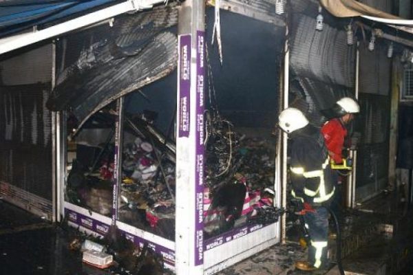 Adana'da ayakkabı mağazasında yangın meydana geldi