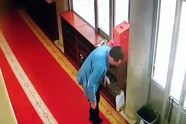 İstanbul'da önce namaz kıldı sonra ayakkabı çaldı