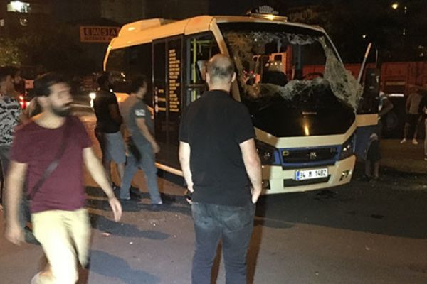 Ataşehir'de yolcu minibüsü devrildi: 4 kişi yaralandı