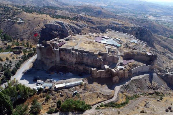 Harput Kalesi tarihe ışık tutuyor