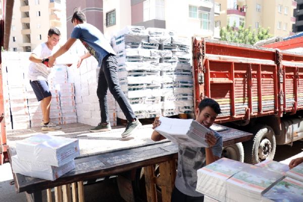 'Üniversiteli hamallar' kitap taşıyarak harçlık çıkartıyor