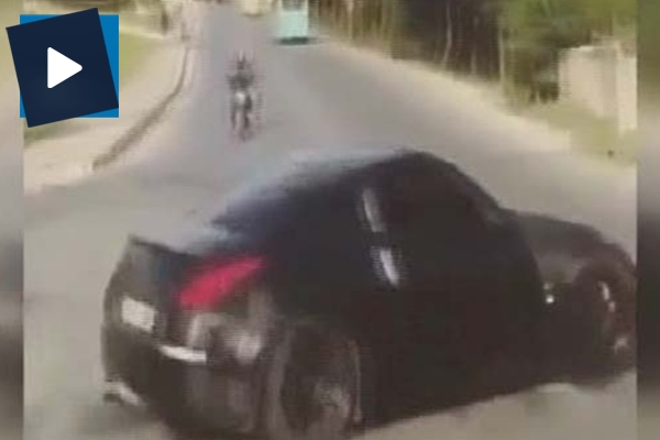 Trafik magandası kapısı açık otomobille drift yaptı!