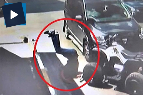 Kaza yapan ATV sürücüsü yola fırladı!