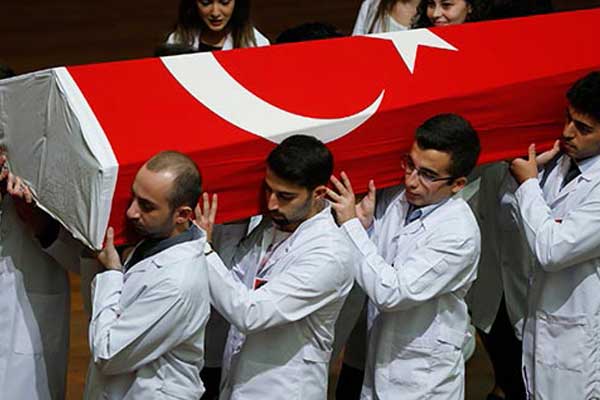 Türkiye'nin ilk kadın bakanına veda