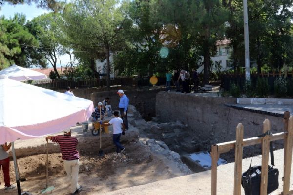 Roma dönemine ait tapınağın altından tarih fışkırıyor