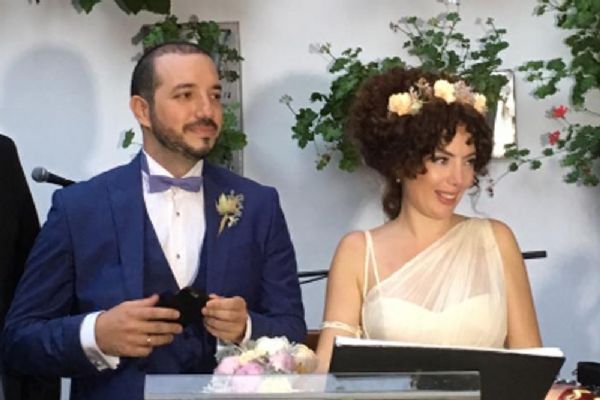 Evliliklerinin birinci yılına videolu kutlama