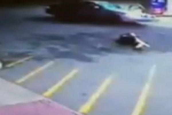 Arabasını kurtarmak isterken tekerleklerin altında kaldı