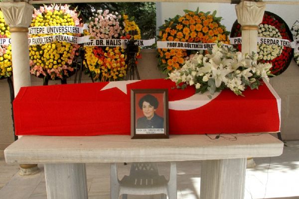 Türkiye'nin ilk kadın bakanı son yolculuğuna uğurlandı
